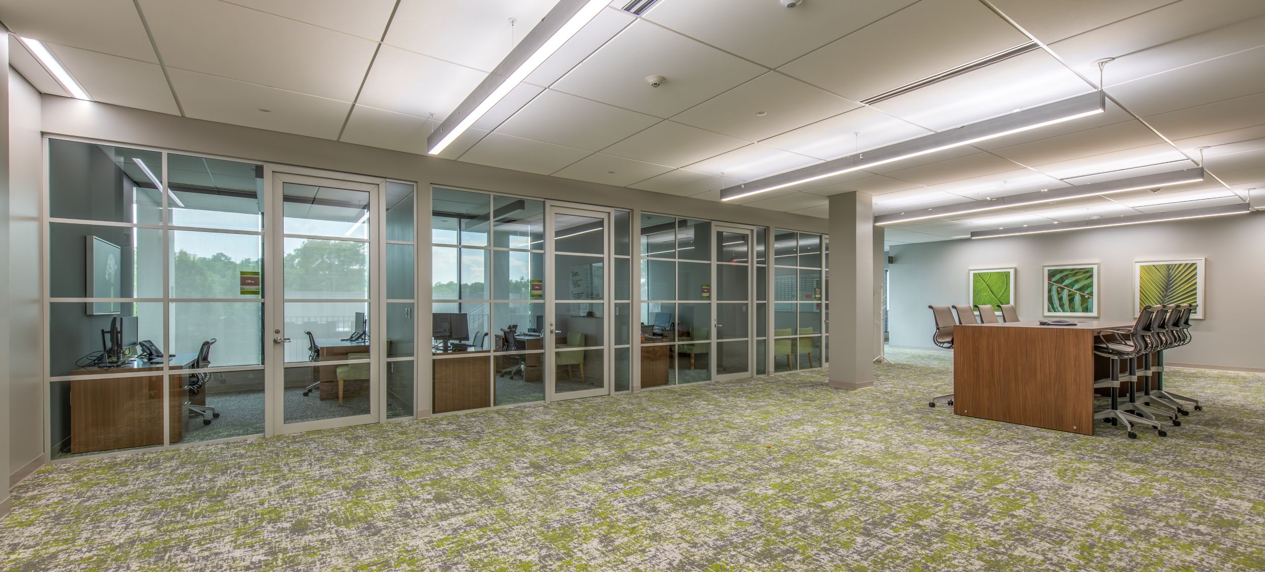 Interface Painted Gesture plank carpet tile in open meeting area with private offices in background imagen número 4